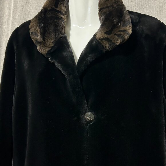 Novelti faux fur coat - Size Med to Large - Picture 3 of 10